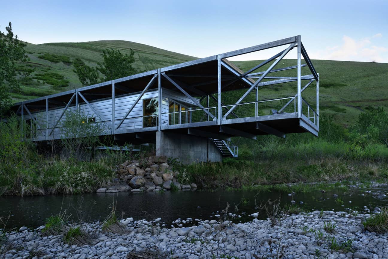River Place Home Uses Trusses to Cantilever Both Ends
